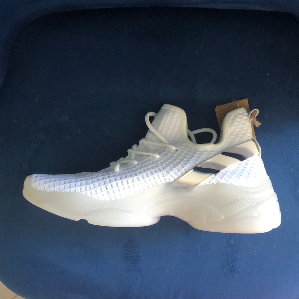 White tennis shoes